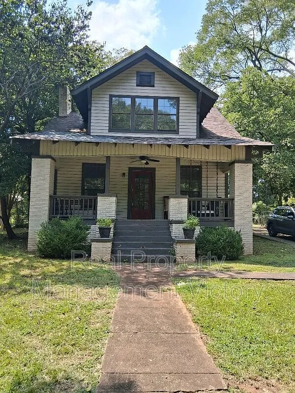 4 bed, 3.0 bath, 1296 sqft, $1,800 — Photo 1