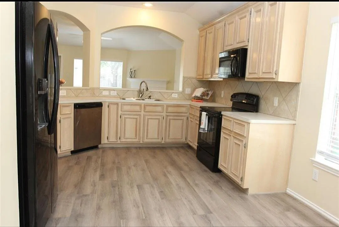 4 bed, 1984 sqft, $2,350 — Photo 4