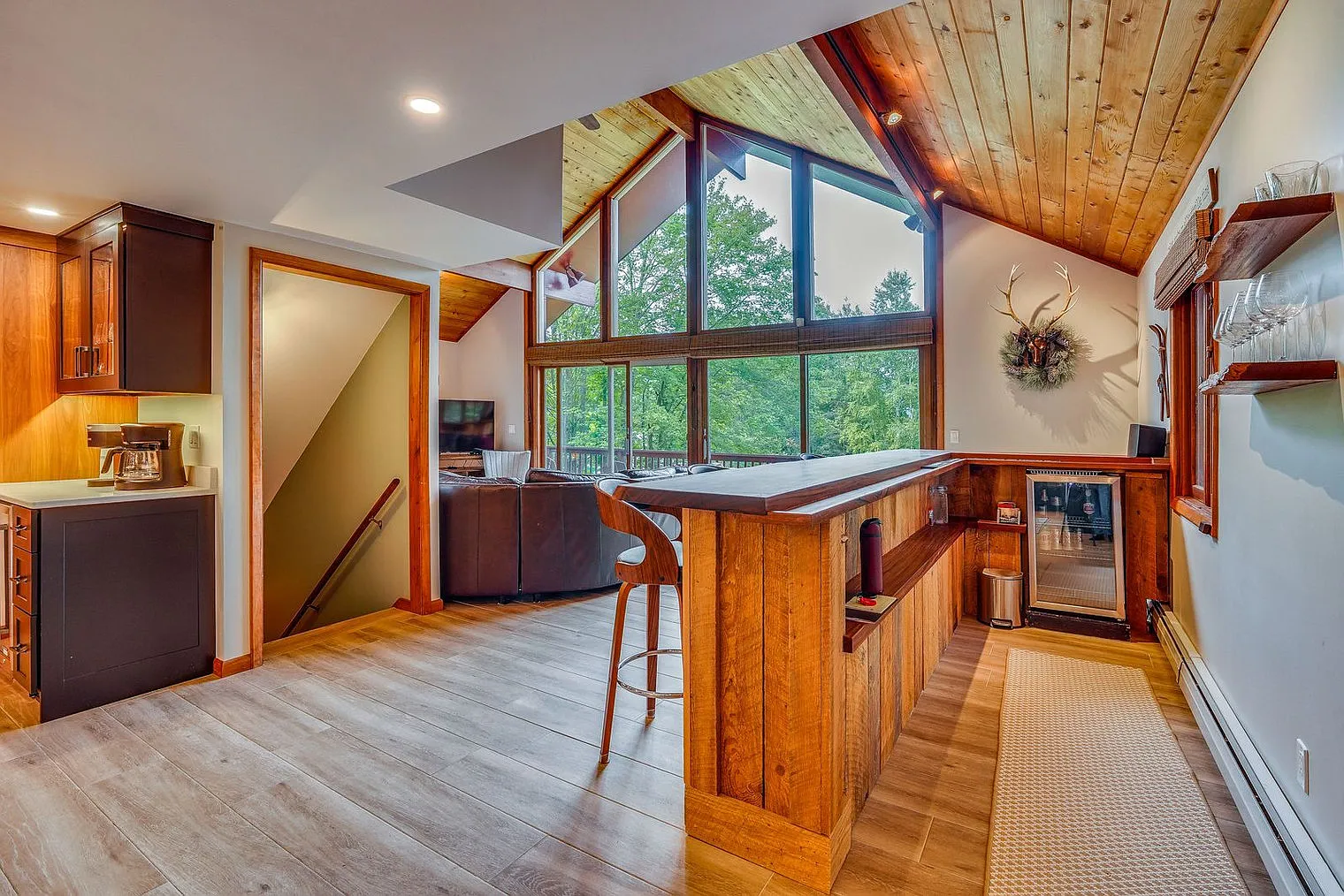 5 bed, 2.0 bath, 2669 sqft, $5,870 — Photo 2