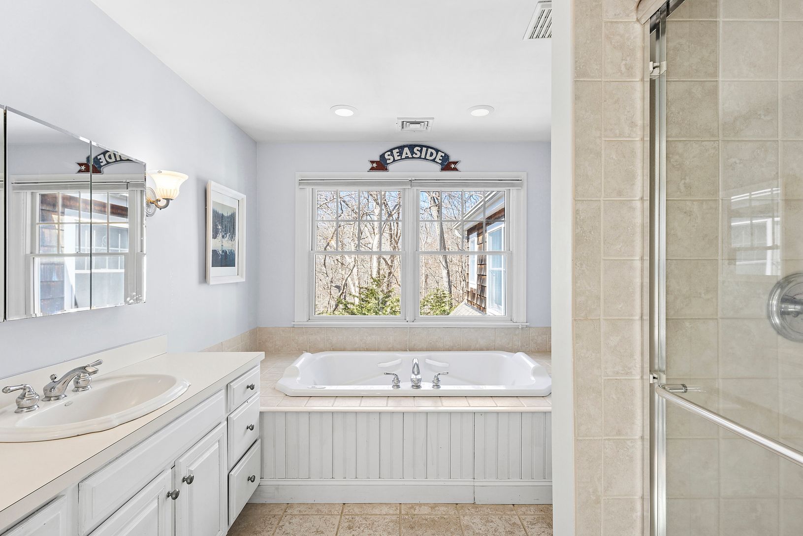 Primary ensuite w/spa bathtub and shower