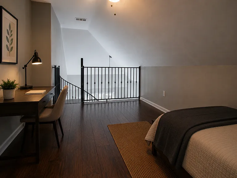 720 W 10th St — Photo 11