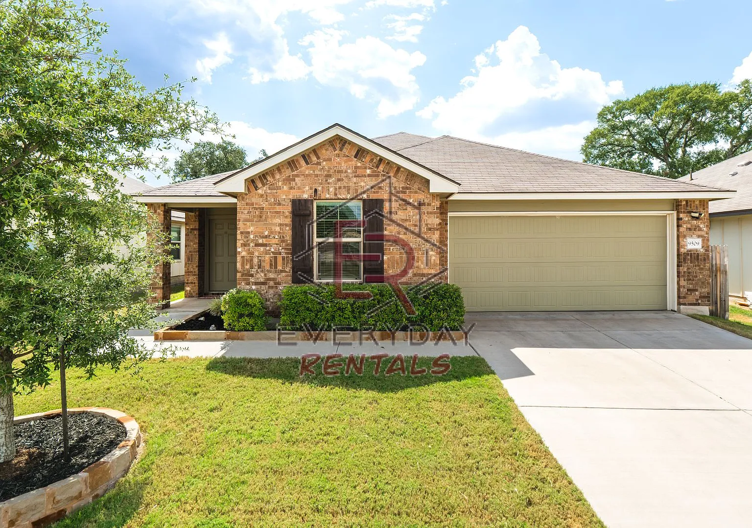 Beautiful 3 Bedroom home in Yowell Ranch — Photo 1