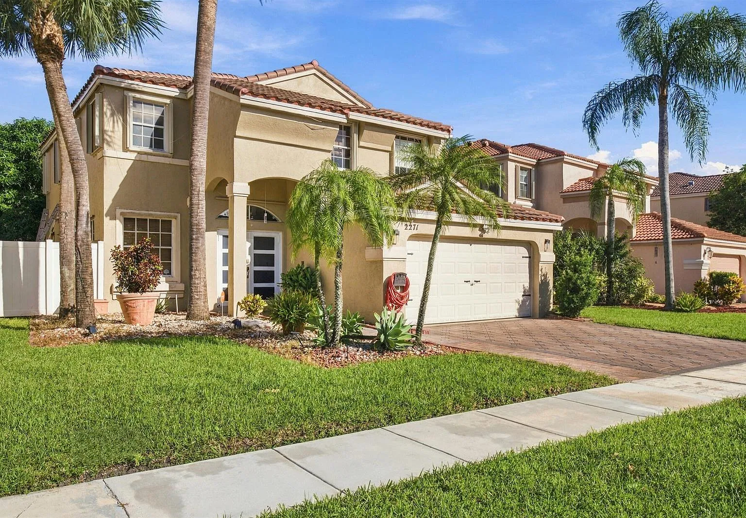 4 bed, 2.5 bath, 2488 sqft, $4,300 — Photo 2