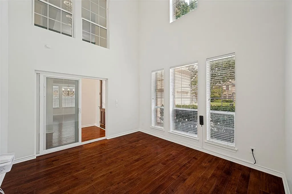 4 bed, 2.5 bath, 3659 sqft, $4,199 — Photo 4