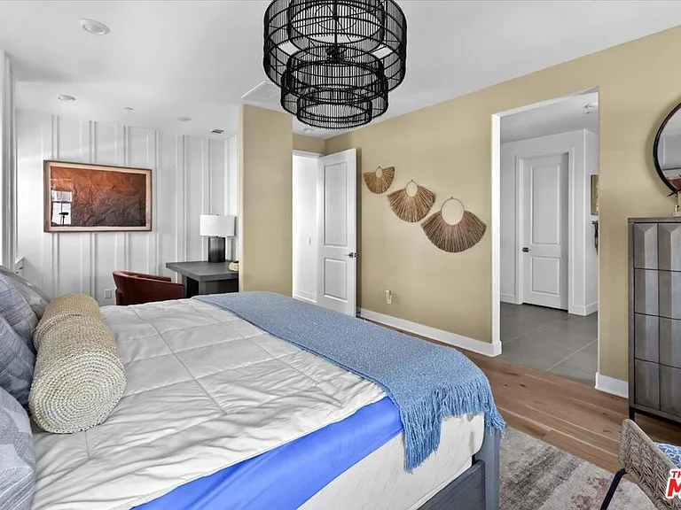 21181 Strathmoor Ln — Photo 10