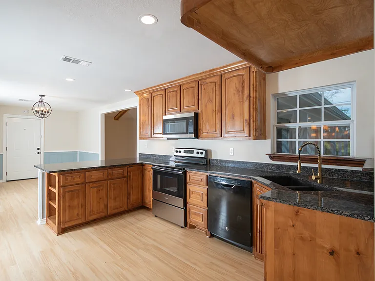 209 W 5th St — Photo 19