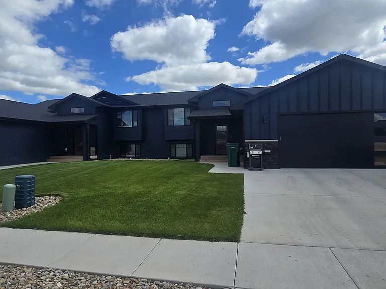 341 Spirit Dr — Photo 2