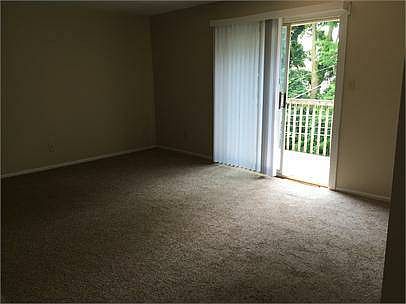 3rd image of 300 Edgewood Dr APT 1