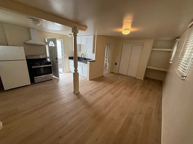 Studio, 450 sqft, $2,495 — Photo 2