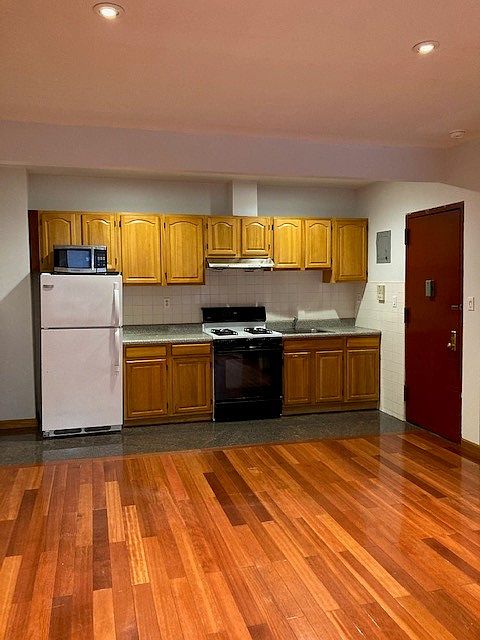 1st image of 139 E 45th St APT 3B