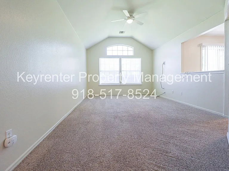 318 E Will Rogers Blvd — Photo 10