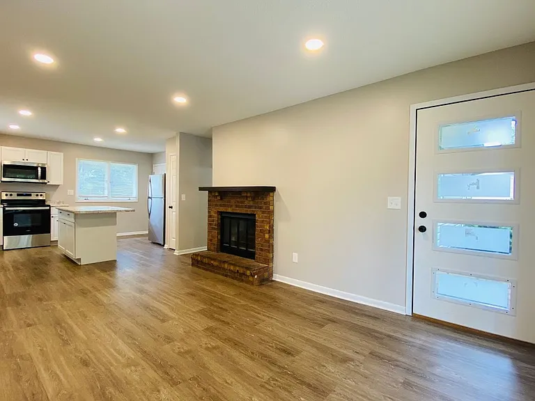 712 NW Linden St — Photo 3