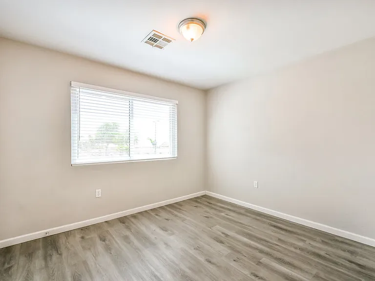 521 N Redrock St — Photo 13