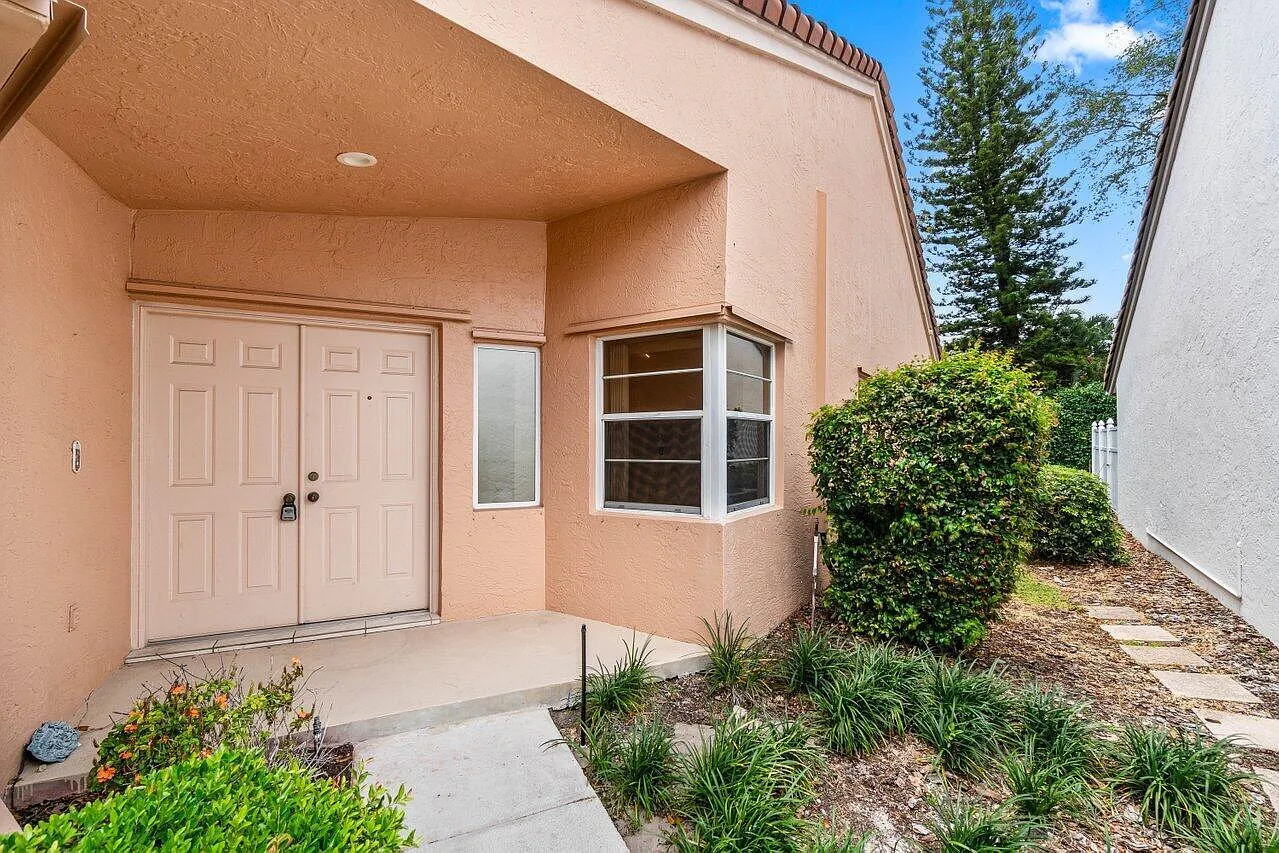 3 bed, 2.0 bath, 1743 sqft, $3,200 — Photo 2