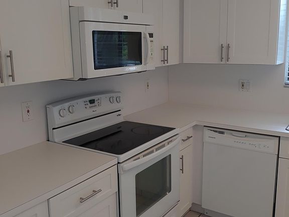 3rd image of 16284 Laurel Dr #204