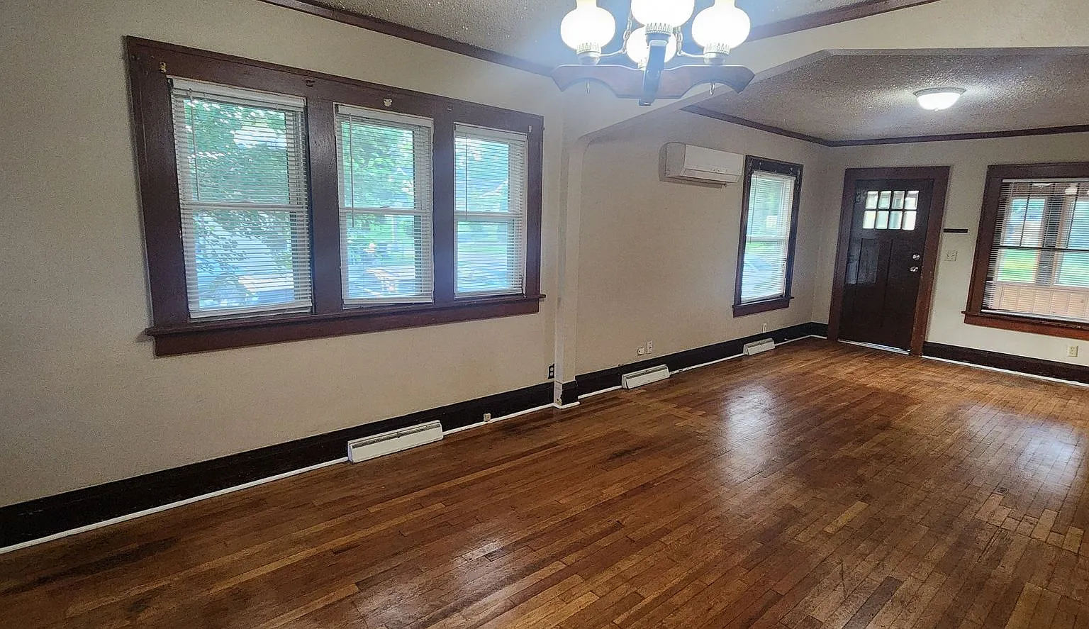 Fully fenced yard with stainless steel appliances including gas stove! — Photo 4