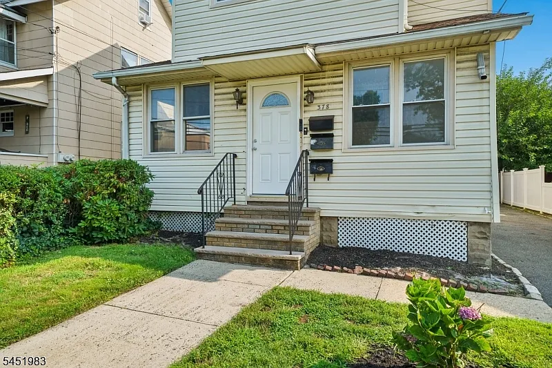 3 bed, 1.0 bath, $2,700 — Photo 2