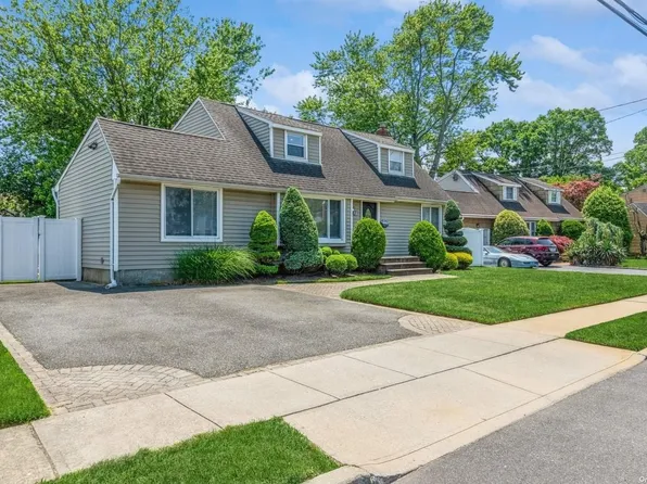 15 Rustwood Place, Massapequa Park, NY 11762