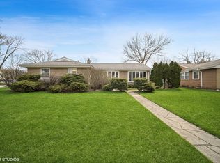 1929 N Birchwood Ln, Arlington Heights, IL 60004