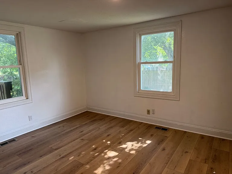 419 E Summit St — Photo 9