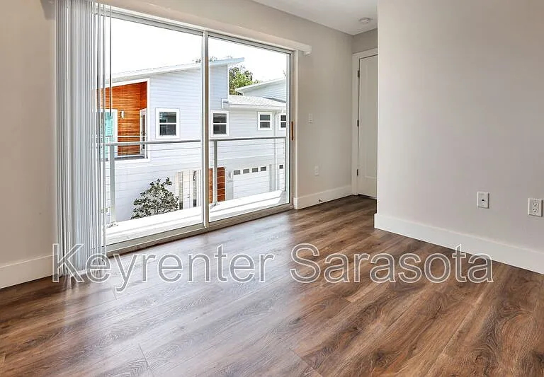 2066 Roselawn St — Photo 13