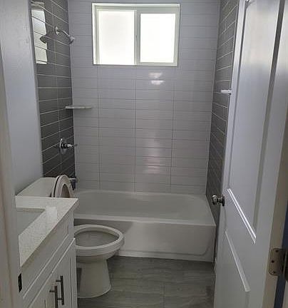 2nd image of 715 1/2 W 47th St #11046350