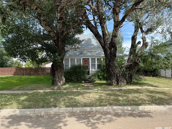 9 3rd STREET E, Willow Bunch, SK S0H 4K0