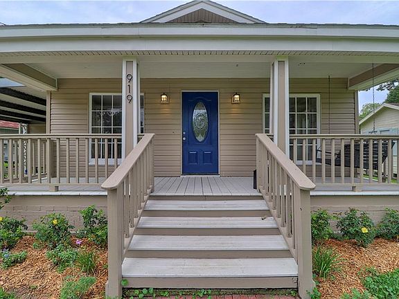 2nd image of 919 Live Oak St