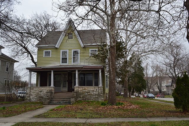 1st image of 713 W Buell Ave