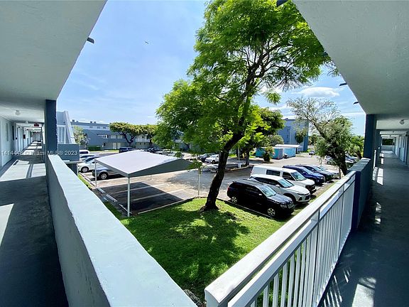 3rd image of 9371 Fontainebleau Blvd APT I210