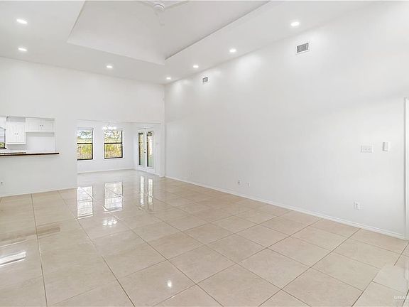 4th image of 3315 Water Oak Dr