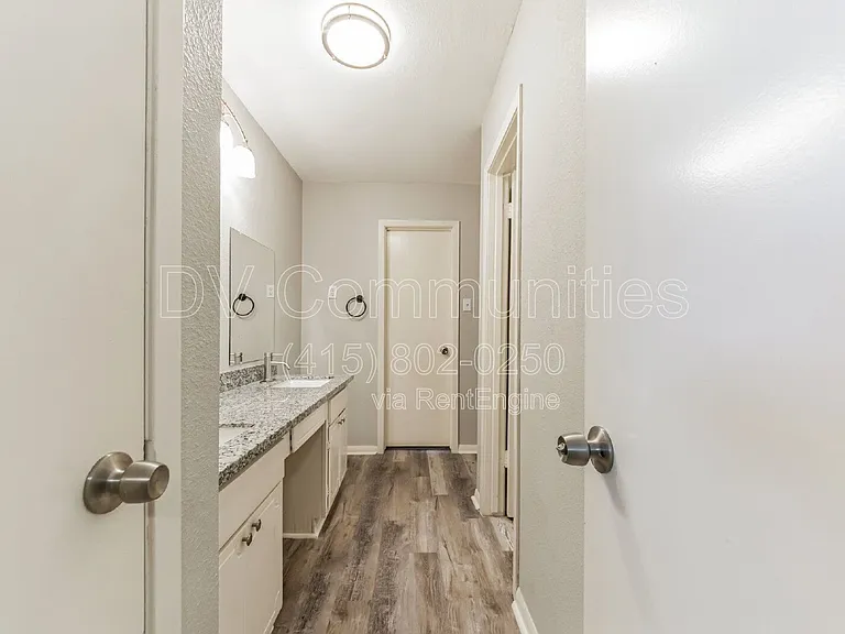 700 Meadowglen Dr — Photo 17