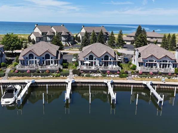 297 Lakeshore Dr, Manistee, MI 49660