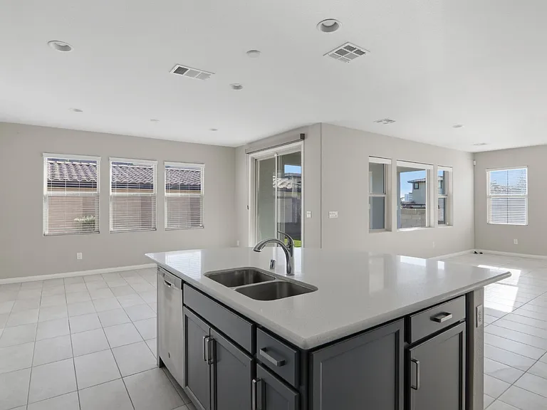 3158 Molinos Dr — Photo 21