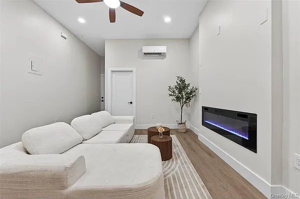 Living room, photo 1