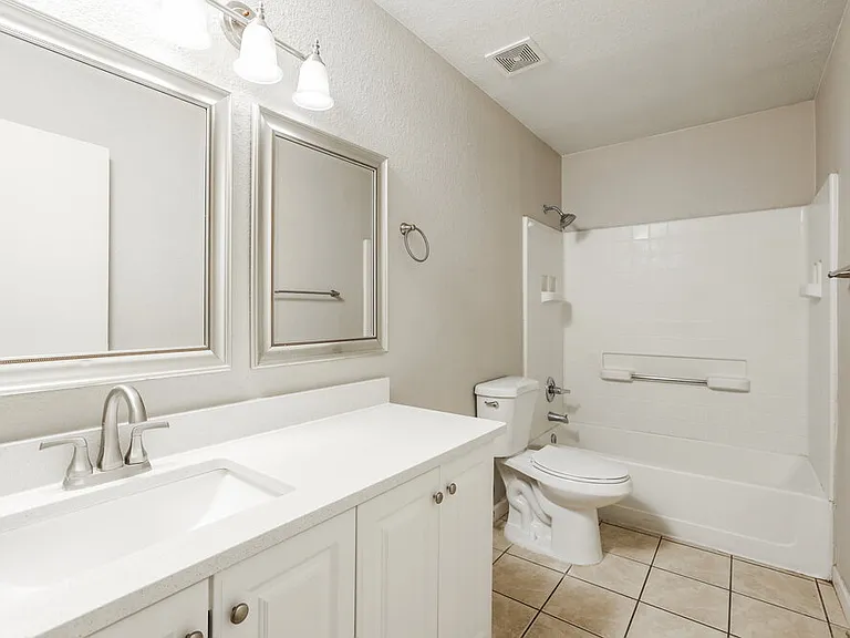 1552 E Maryland Pl — Photo 15