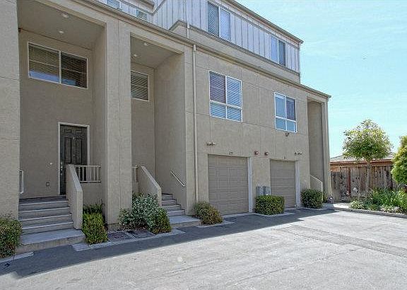 2nd image of 216 Peckham Ct