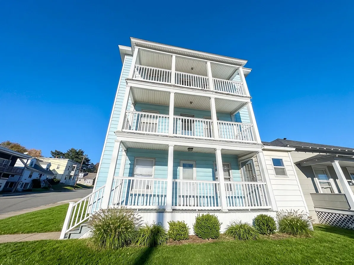 3 bed, 1400 sqft, $2,100 — Photo 2