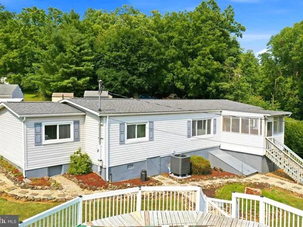 1233 Summit Point Dr, Front Royal, VA 22630