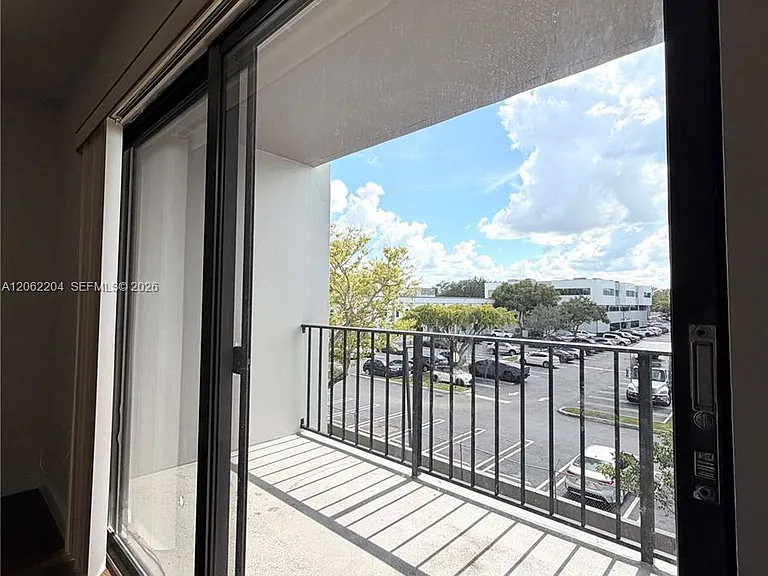 10431 N Kendall Dr #D314 — Photo 4