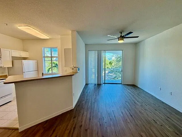 11011 Legacy Ln — Photo 2