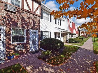 25 Springwood Dr, North Babylon, NY 11703