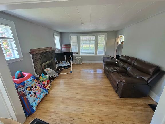 4th image of 32 Western Ave