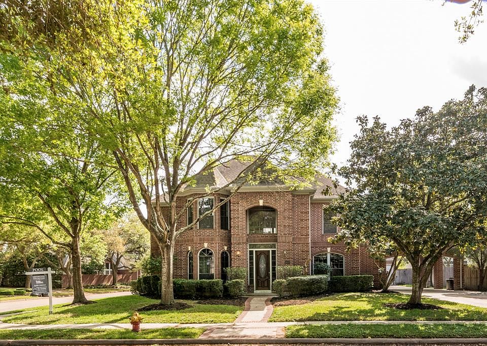 Wooded corner location in Bay Oaks.