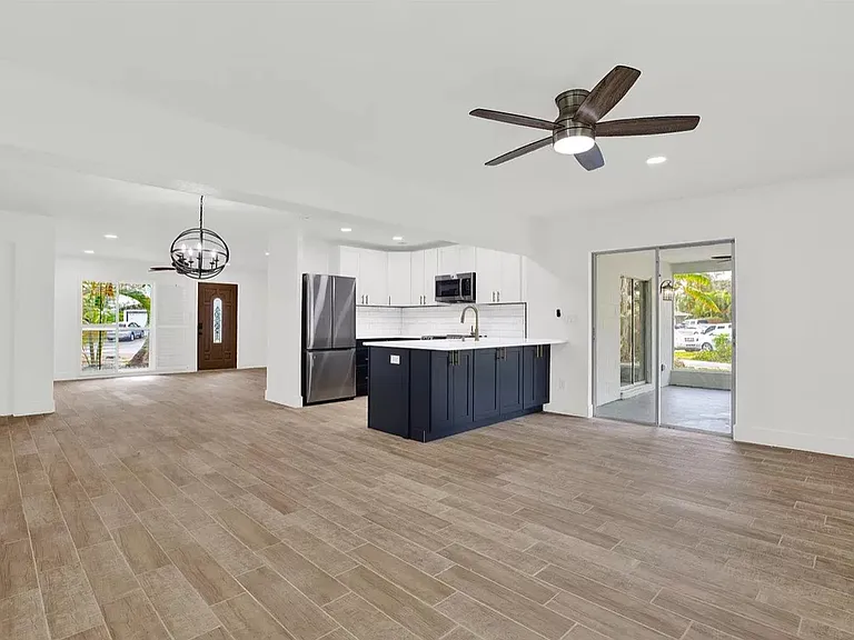 4684 Neptune Dr SE — Photo 2