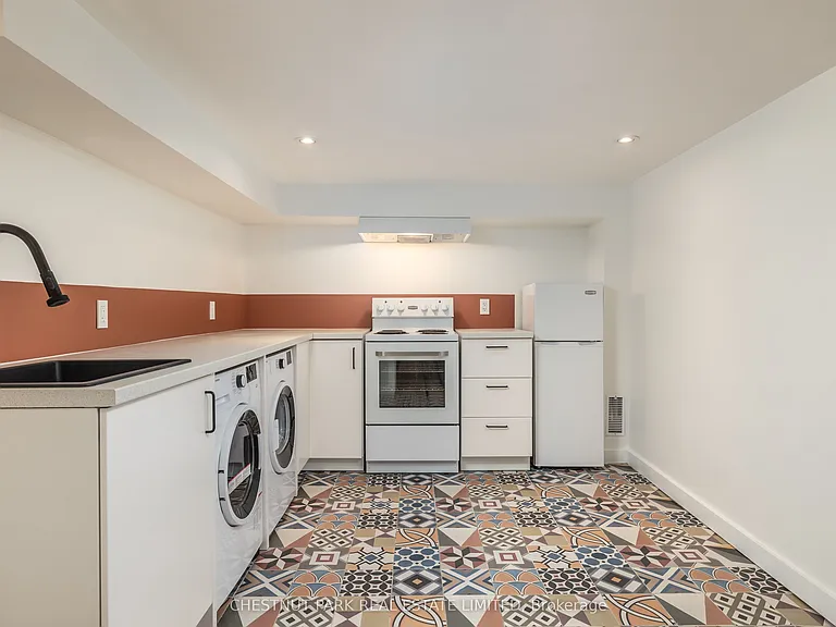 1654 Gerrard St E — Photo 11