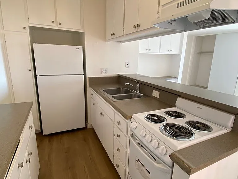 Aztec Apartments — Photo 17