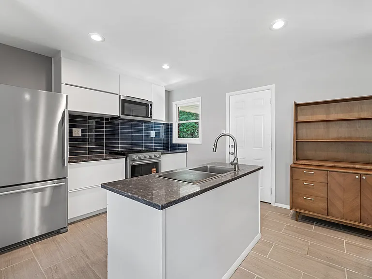 503 Stella Dr — Photo 2