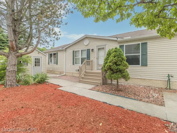 524 Twin Lakes Dr, Smiths Creek, MI 48074