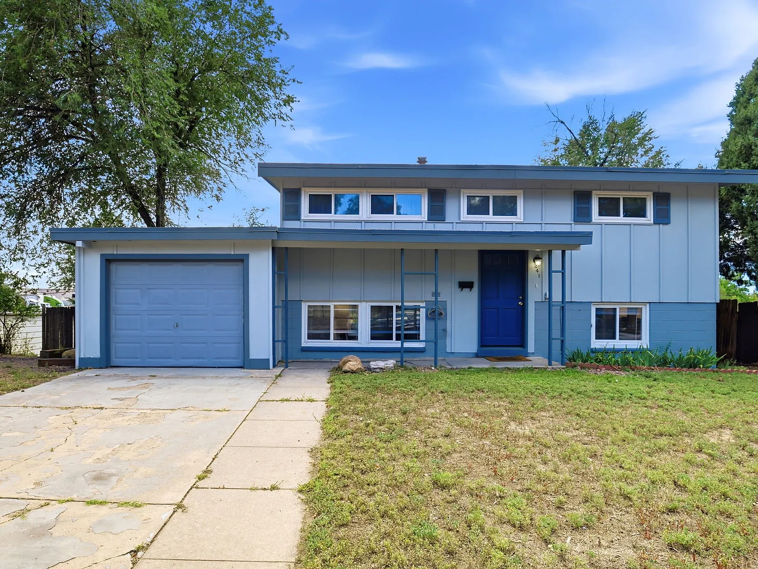 Elmwood Dr 241 LP/Curd-Hieronymus - 1 — Photo 2